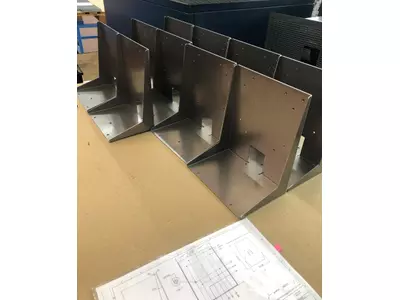 abgekantete Blechteile warten aufs Schweißen.jpg